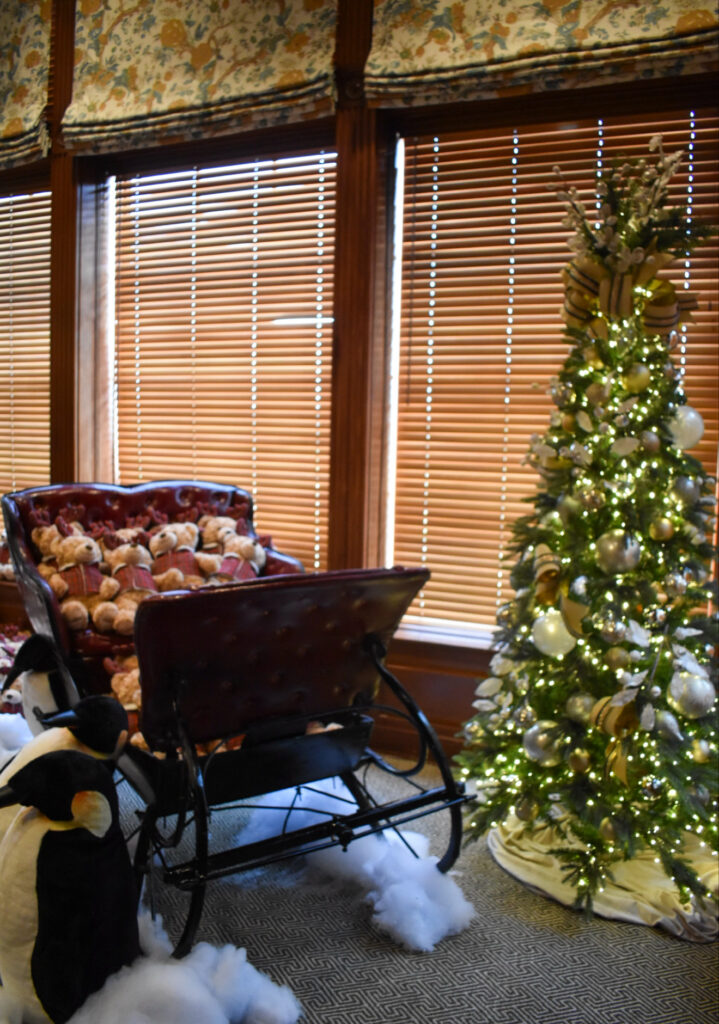 Sleigh with teddy bears